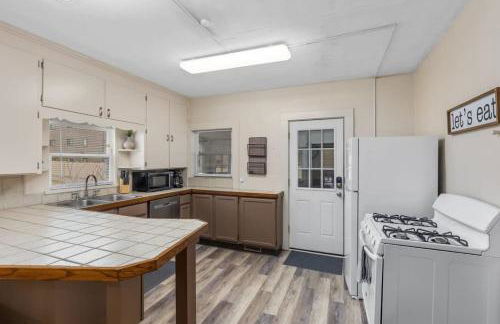 Charming 4BR Westside Home in Beer City USA - Foto 8