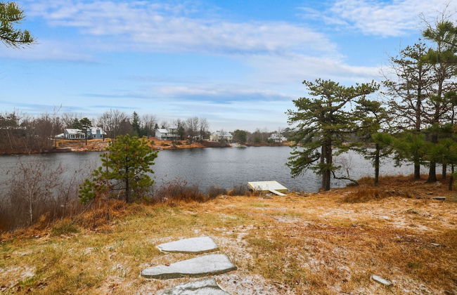 Inn the Poconos by Avantstay Private Lake Access Enclosed Hot Tub - Photo 40