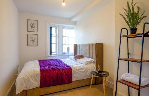 Zeenat Central Bury - Modern 2BR with Free Parking Sleeps 6 - Foto 2