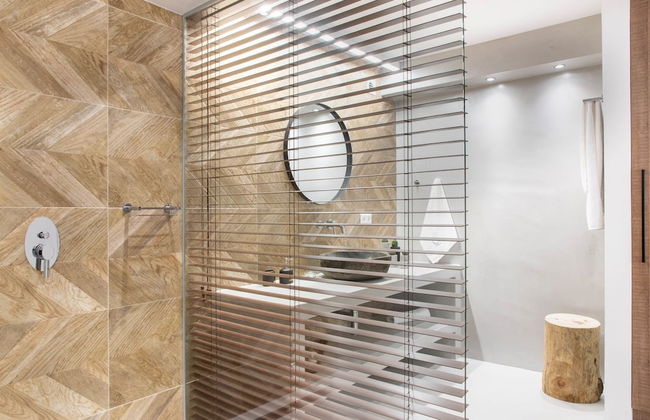 Pebble Luxury Suite by the Sea - Photo 23