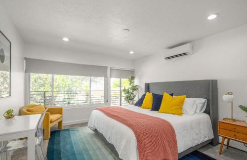 Relaxed Hillside Retreat with Hot Tub and Skyline Views - Foto 4