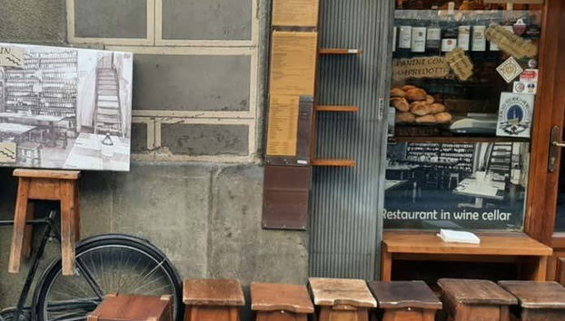 Florence Food Tour - Photo 4, Have a seat!