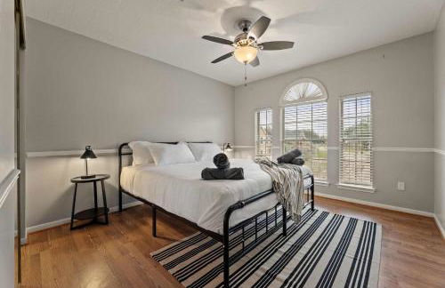 Gorgeous 6BR 3 5 Bth Home with Pool and Game Room - Photo 37