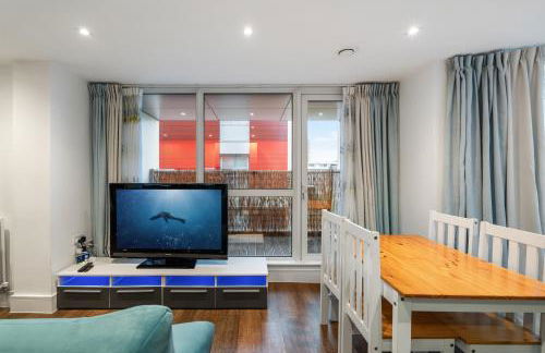 Riverside 1BR with Easy Transport 20min to City Centre - Photo 8