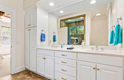 Riverfront Retreat: Sauna, Private Forest, 6 Falls - Foto 13