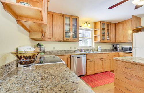 Family Home with Game Room and Decks in Etlan! - Foto 9