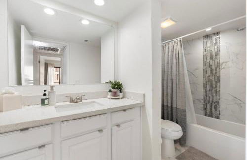 Mid-Century, Two-story with private Balconies & Pool view - Foto 16