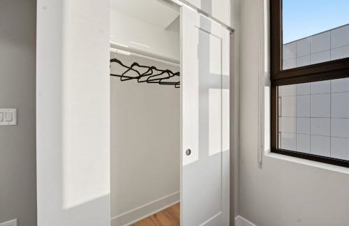 Edgewater Apt with Free Parking Gym Modern Living - Photo 26