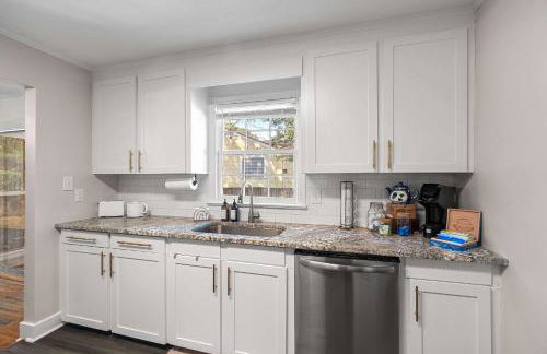 Cozy 4BR Home Pet Friendly Large Yard & Patio - Foto 21