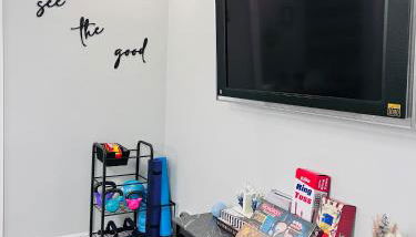 Pasadena Charming Vacation Home with Hot Jacuzzi - Photo 2