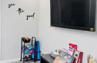 Pasadena Charming Vacation Home with Hot Jacuzzi - Photo 2