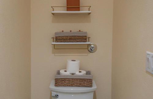 Spacious Disneyland Getaway I Game Room, King Suites & EV Access I Sleeps 14 - Foto 39