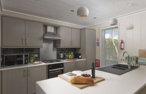 Cedar Lodge, Strawberryfield Park - Photo 22