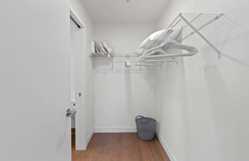 Spacious Apartment with King Beds - J and K on Main - Foto 19