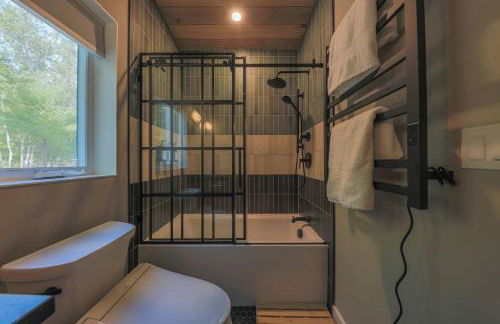 Cozy Luxury Cabin w Hot Tub, Fire Pit, King Bed - Foto 14