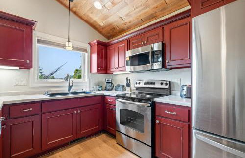 Upper Deck by Simple Life Rentals - Photo 17