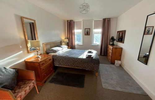 Centrally located 2 bed modern flat with harbour views - Photo 4