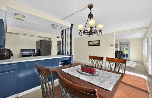 Lakefront Getaway with Private Dock & Scenic Views home - Foto 13