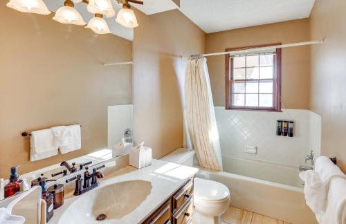 3,000-Sq-Ft Group Getaway with Pool Near Kansas City - Foto 15