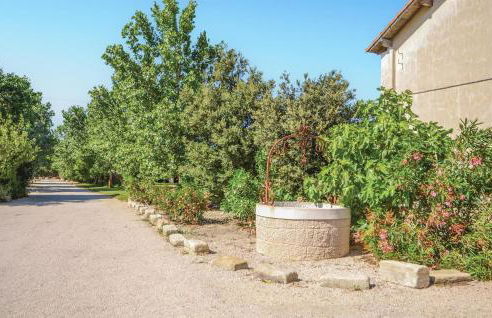 Nice Apartment In Le Sambuc With Wifi - Foto 17