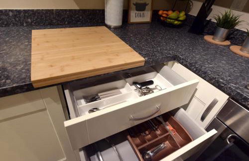 Modern 2 bed Apartment- Town Centre - Photo 18