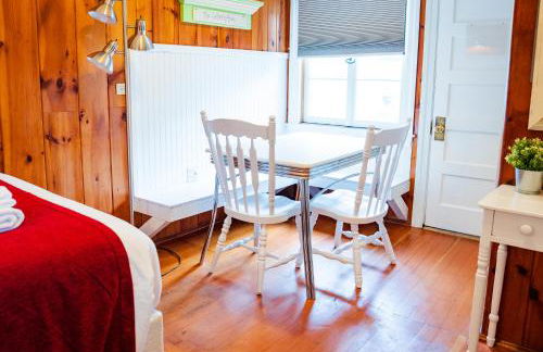 Cottage 1-2 -2 Bedroom 1 Bath End Unit with Kitchenette Private Courtyard Pet Friendly fee applies - Photo 10