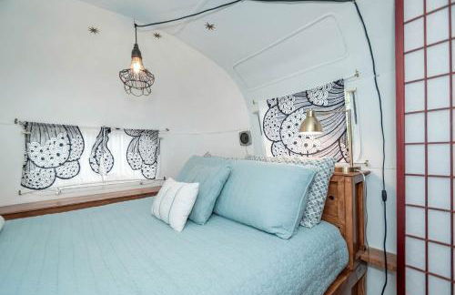 Sleek Retro Airstream Rental for Glamping for Two near Downtown Austin - Foto 12