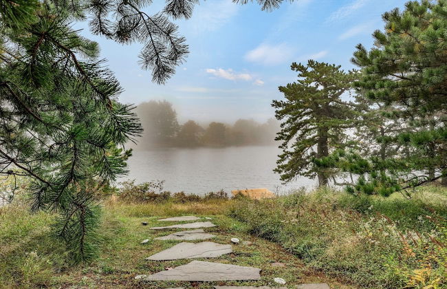 Inn the Poconos by Avantstay Private Lake Access Enclosed Hot Tub - Photo 45