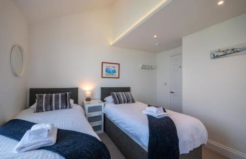 Riverside Apartment with Stunning Views & Patio - Foto 23