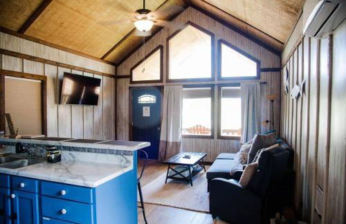 Rustic Chic Alabama Cabin w Loft Fire Pit Pet Friendly Fenced Yard Lake Guntersville - Lucky Lodge - Foto 10