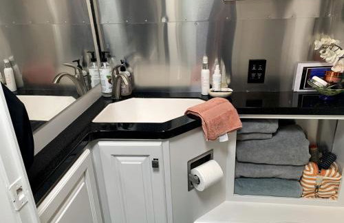 Huge Airstream is Perfect for a Family Getaway - Foto 12