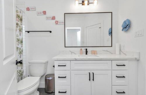 Tranquil Downtown Escape with Backyard - Photo 41