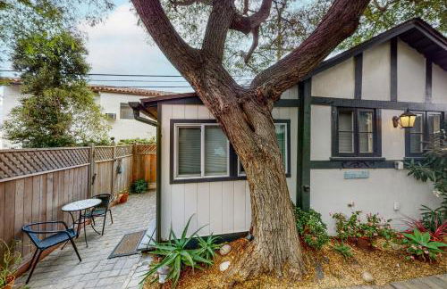 Santa Barbara Beach Cottage - Photo 14