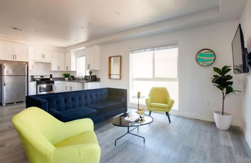 Luxury Townhome with Gated Parking and Private Balcony - Photo 6