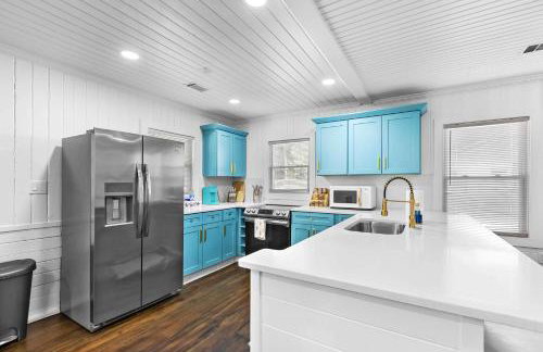 Chic Modern House Close to Beaches & Downtown - Photo 18