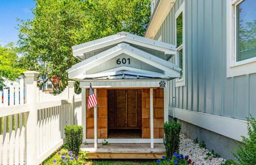 Downtown | Gorgeous | Pet Friendly! - Photo 54