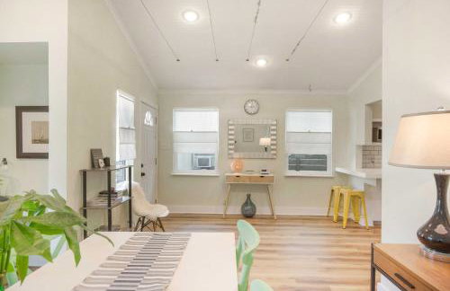 Authentic ATX Gem with Cowboy Pool, Vibe with Downtown & Local Eateries - Foto 7