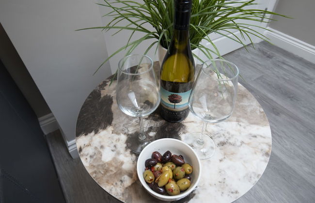 Elliot Oliver - Modern 2 Bedroom Town Centre Apartment - Photo 13