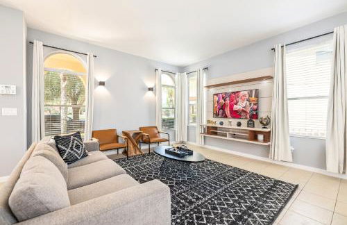 Family Retreat 6BR Villa with Private Pool, Spa & Theater near Disney - Foto 2