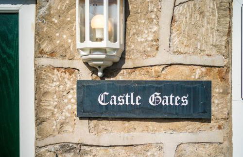 Castle Views cottage in historic village & woodfired hot tub - Photo 31