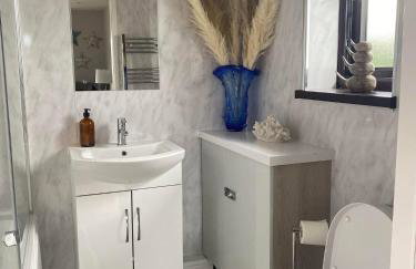 The Annexe Porthcawl Pet Friendly 2 Bedroom Flat with King Size bed bunk beds and sofa bed sleeps up to 5 people - Photo 13