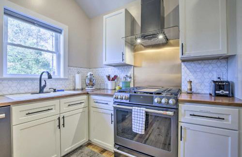 Renovated Carrboro House with Deck and Fire Pit! - Foto 8