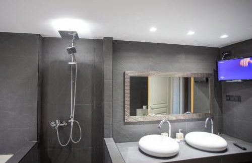 Τraditional fully detached villa on a luxurious hillock of Thessaloniki with its own garden also for family & wedding gatherings for 10 to 25 people only 15 minutes from airport - Foto 67