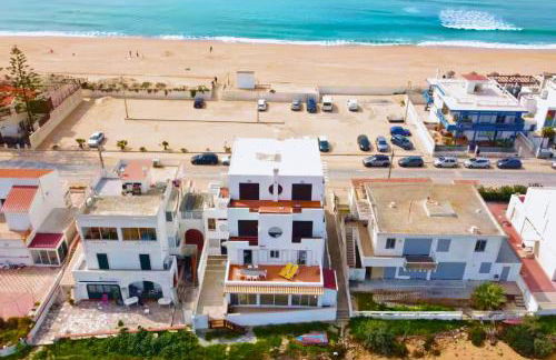 Beach House on Faro Island with a Dreamy Terrace and 7 Beds for the Perfect Escape - Foto 24