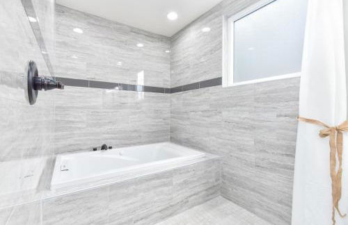 Sunset Island 3 Level Home on the Water sleeps 10 - Photo 37