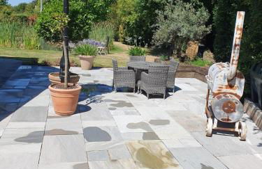 Large private home with small lake and garden - Photo 36