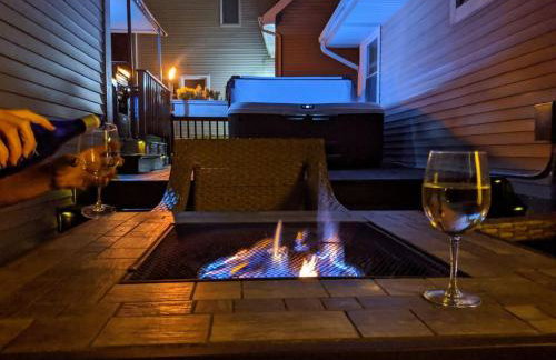 Chain O Lakes Nautical 4Bed 3Bath Waterfront with Bonus Room, Large Deck and Hot Tub - Foto 2