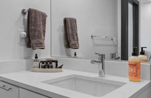 Chic Downtown Condo Steps from UIowa & Nightlife - Foto 19