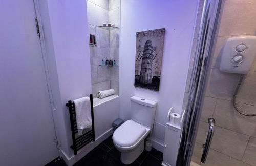 Modern 3-Bedroom Home with Cozy Cinema-Style Living Space - Foto 6