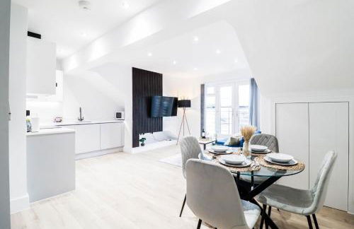 The Kingsmead Loft - Stylish 1BR Top Floor Apt with King or Twin Beds & Free Secure Underground Parking, Central High Wycombe HP13, Sleeps 3 - Foto 24